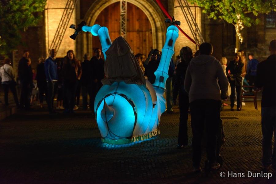 Straattheater met Lichtbrengers van het Wad