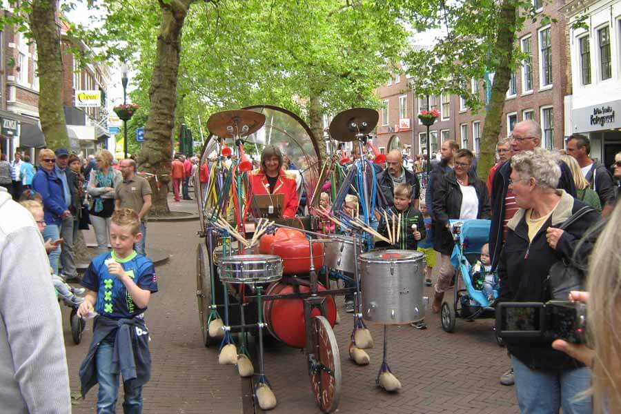 Walking act Drumband op Klompn