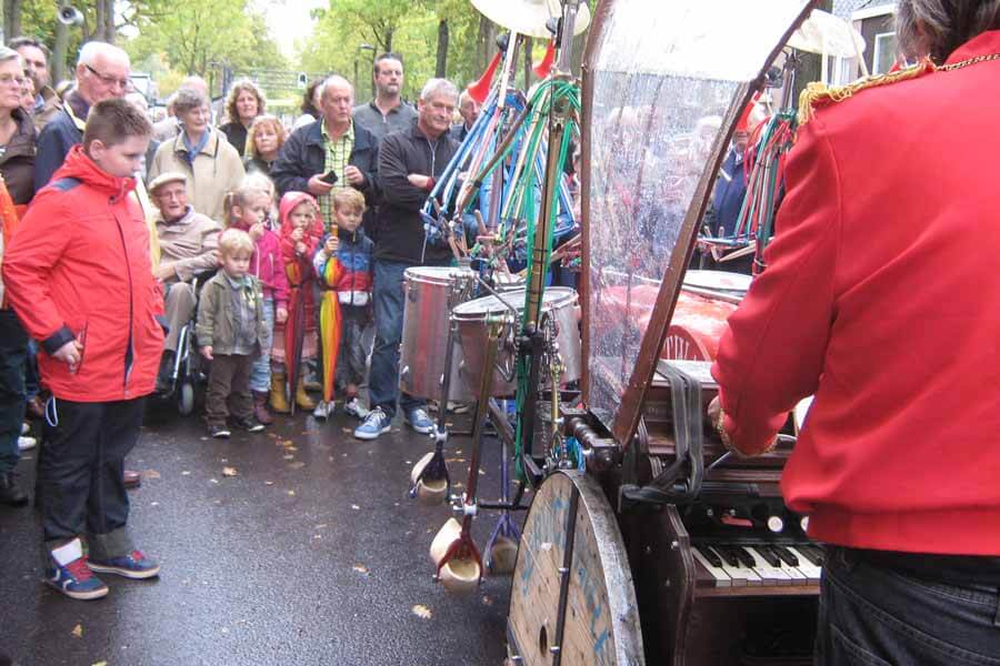 straattheater met Drumband op Klompn