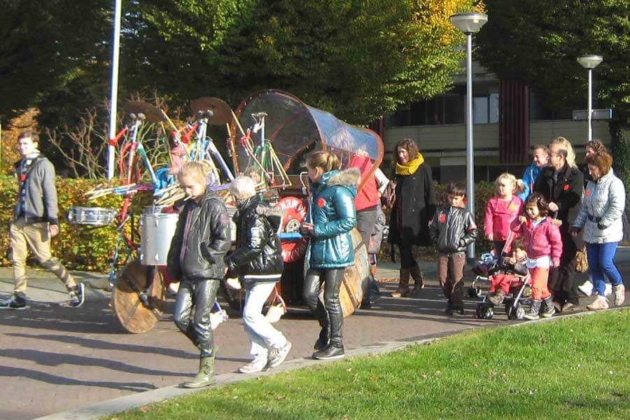 Optocht met Drumband op Klompn