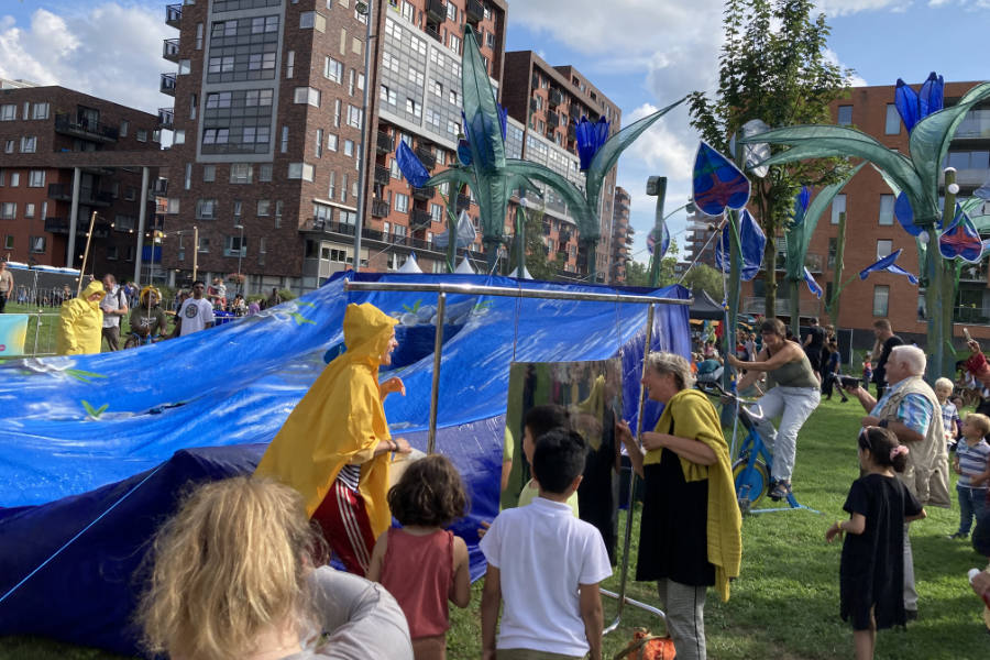 actie-theater voorstelling Waterflood Afbeelding van actie-theater voorstelling Waterflood